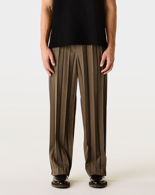 Homme Plissé Issey Miyake — Unique Pleated Fashion – Xhibition