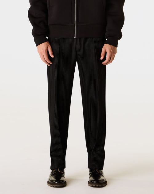 Homme Plissé Issey Miyake — Unique Pleated Fashion – Xhibition