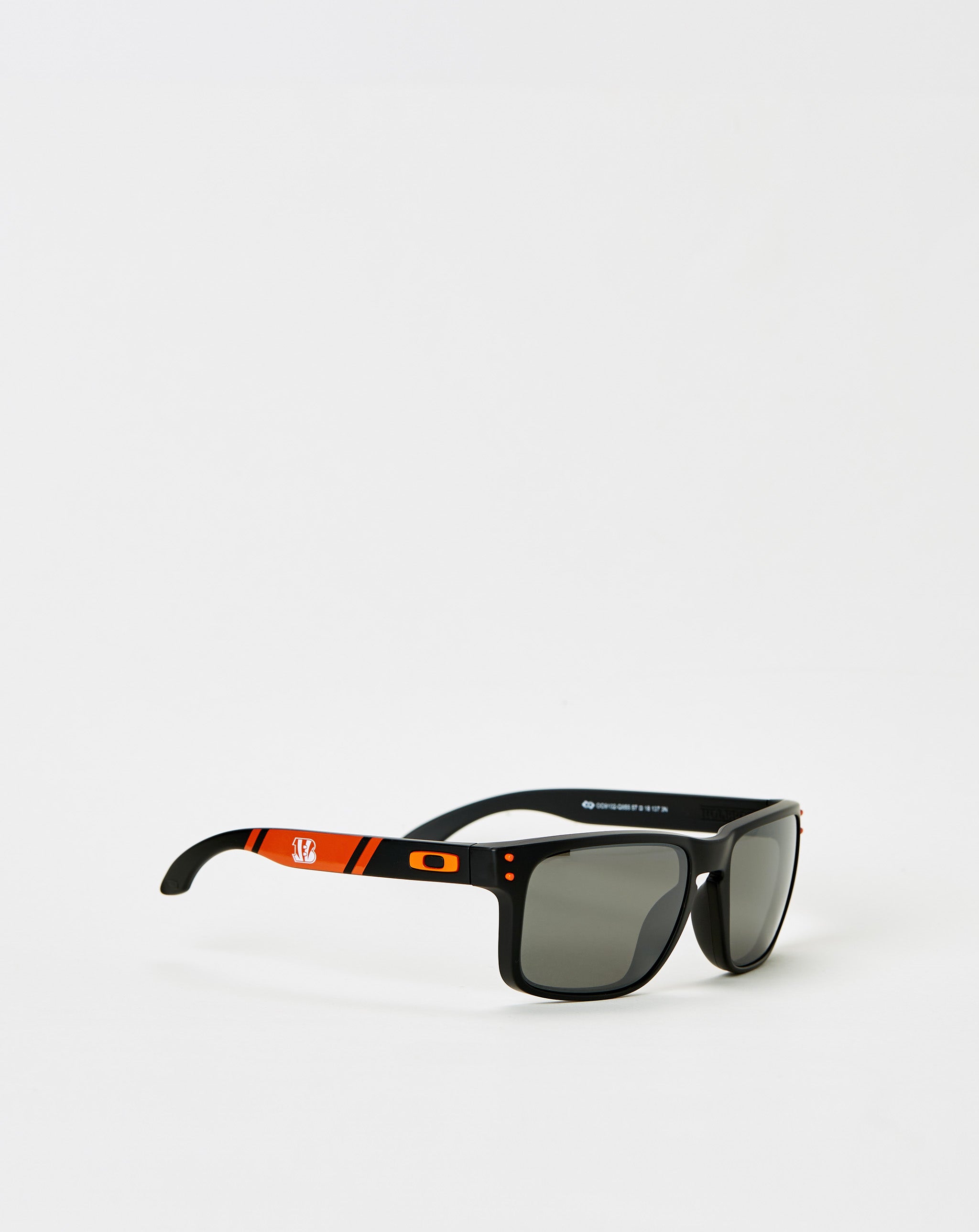 Oakley sunglasses boasts a statement cat-eye silhouette with gradient lenses;  - Cheap Cerbe Jordan outlet