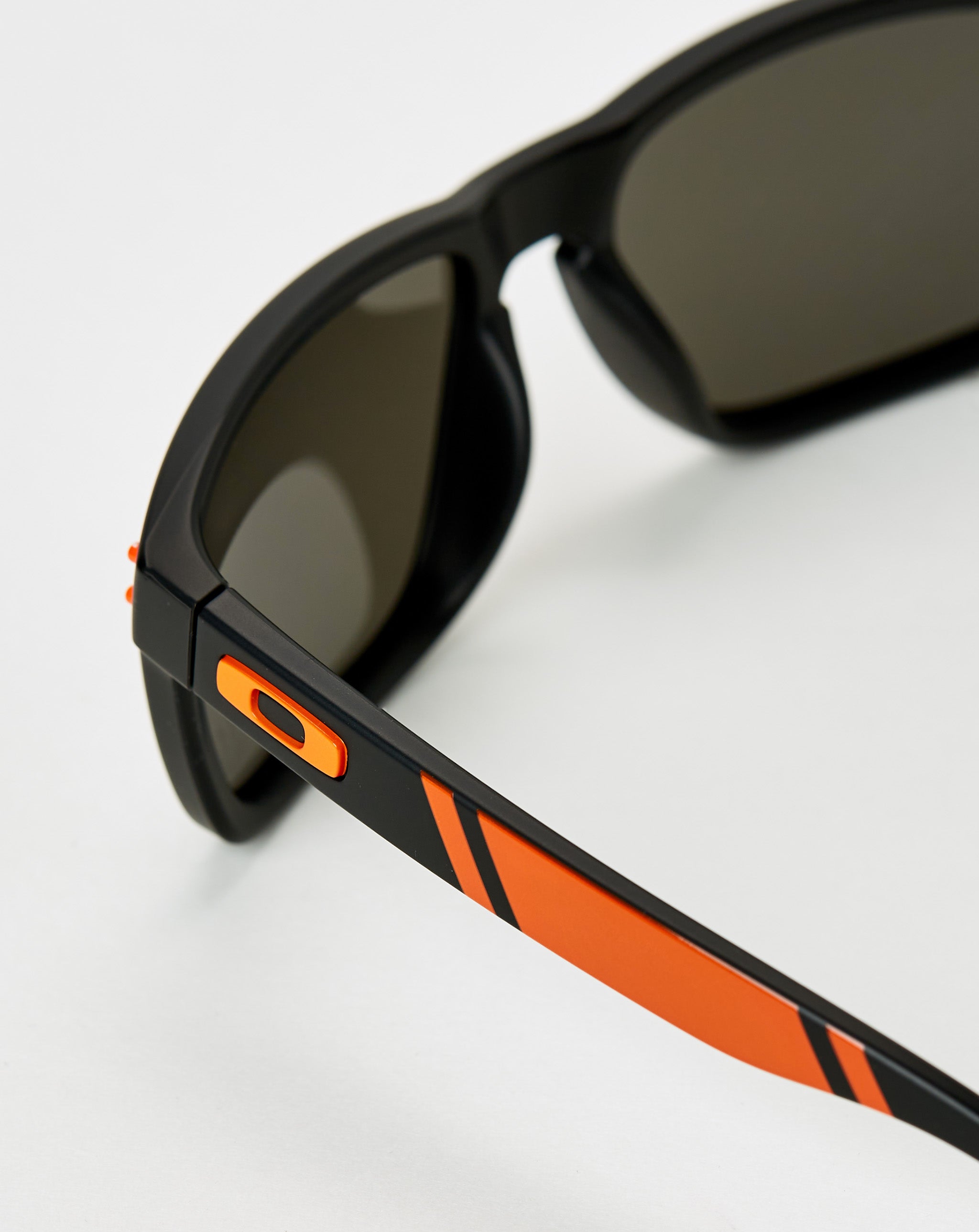 Oakley sunglasses boasts a statement cat-eye silhouette with gradient lenses;  - Cheap Cerbe Jordan outlet